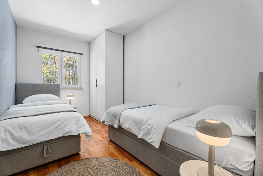 Dieses 13 m2 Schlafzimmer bietet zwei Einzelbetten in der Größe 90x200 cm.