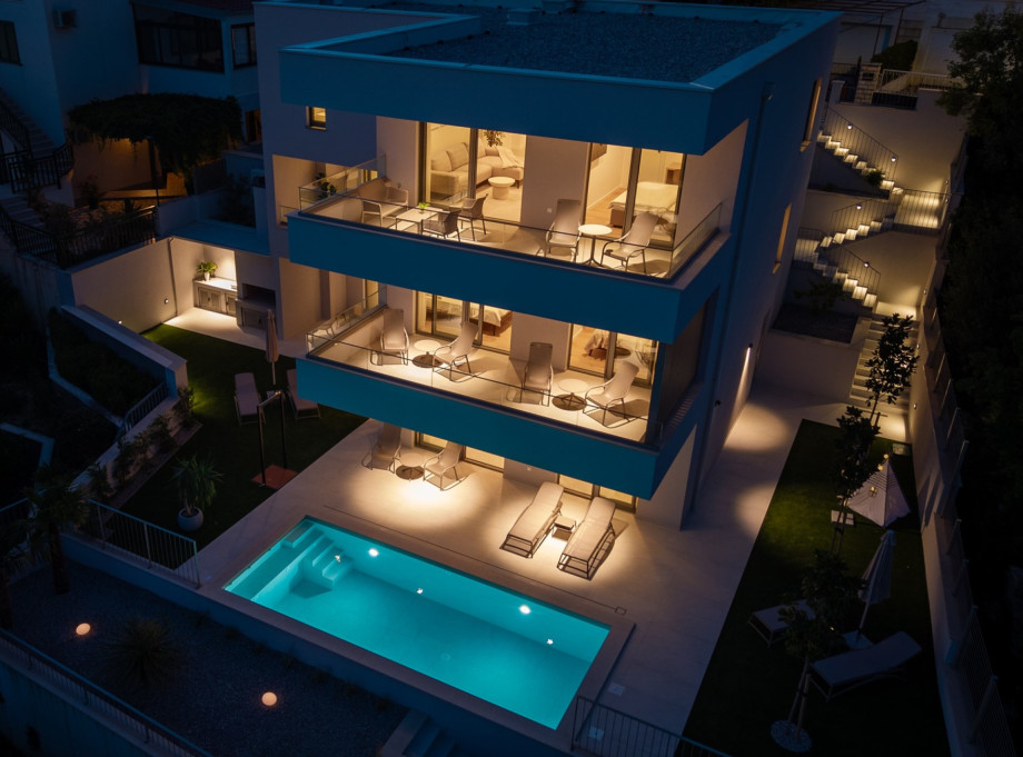 Villa Morettina offers 337 m2 of air-conditioned living space spread over three modern levels.
