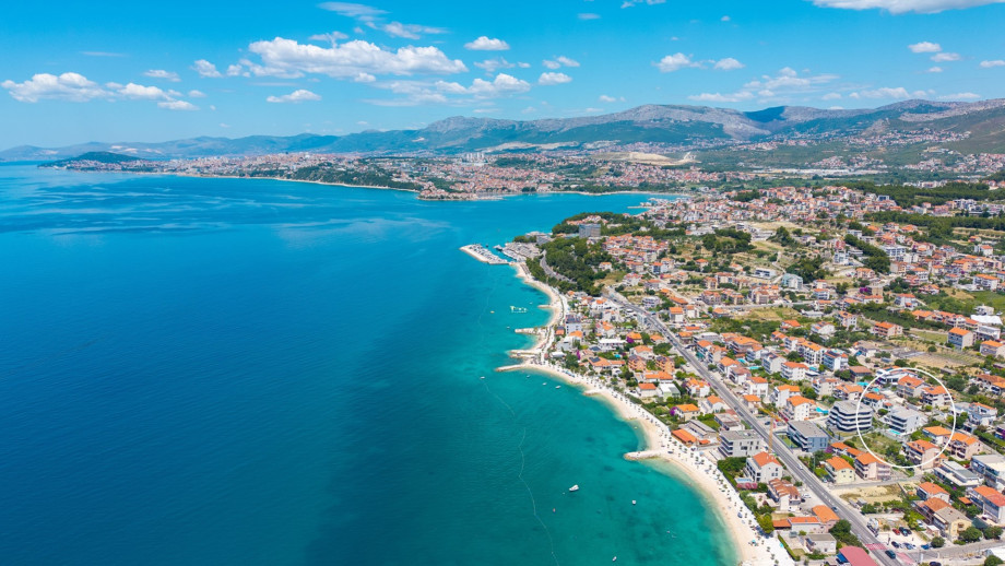 Located just 200 meters from beautiful pebble beaches in Podstrana.