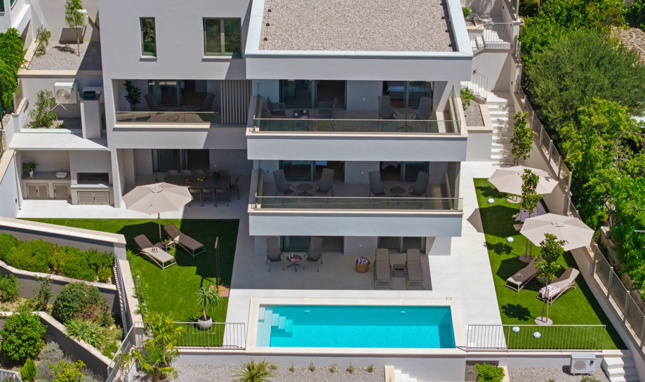 Sun deck is covered with artificial grass and equipped with 10 deck chairs.