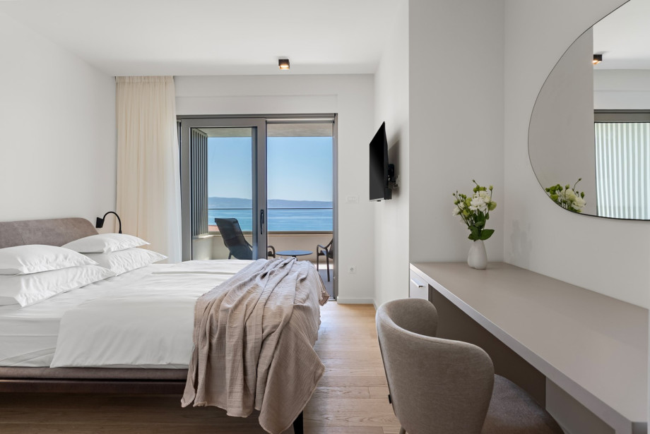 First-floor bedroom No.1 features a king-size bed (180x200 cm) and air conditioning.