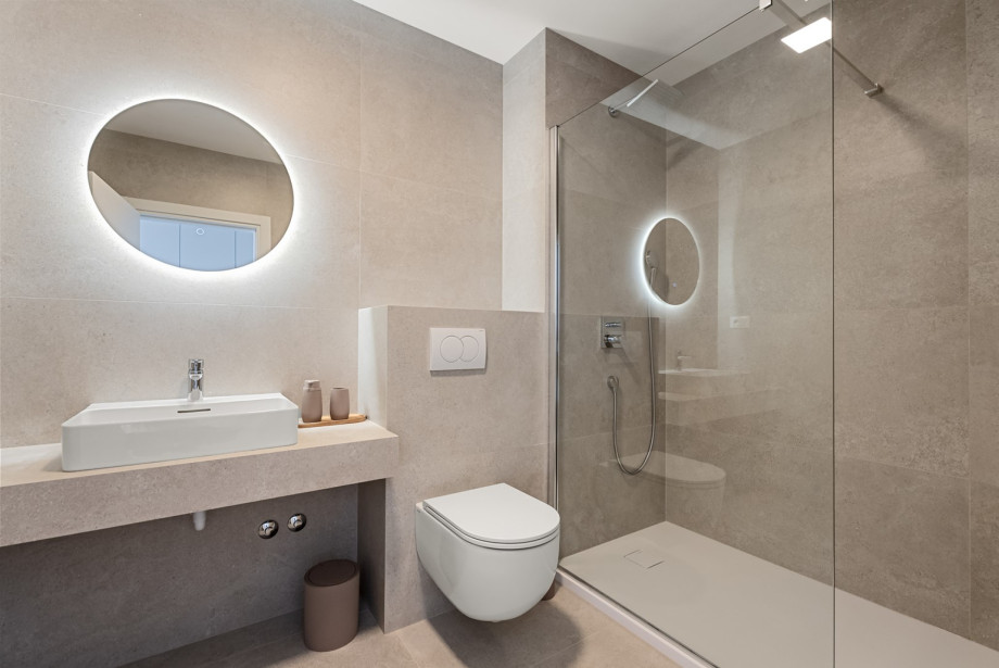 En-suite bathroom (5.4 sqm) is equipped with a modern walk-in shower.