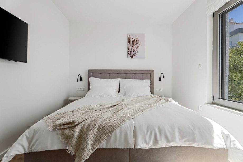 Second-floor bedroom No.5 spans 11 sqm and features a king-size bed (180x200 cm).
