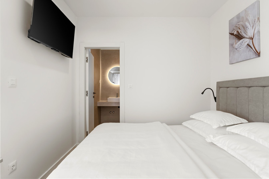 Bedroom 6 includes air conditioning and a flat-screen TV.