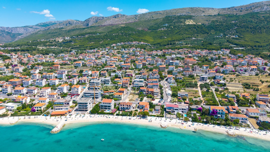 Located in Podstrana, just 200 meters from beautiful pebble beaches and beach bars.