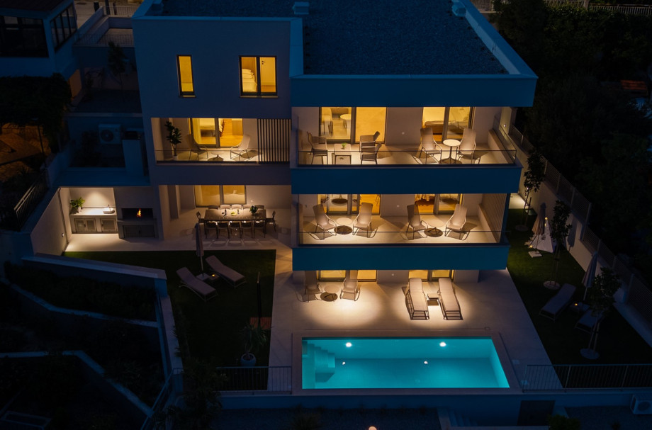 Villa Morettina offers 337 m2 of fully air-conditioned and modern indoor living space.
