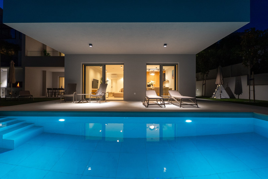 Gentle electrolysis filtering system keeps the pool water soft on your skin.
