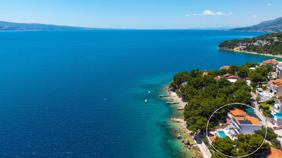 The villa comfortably accommodates a maximum capacity of up to 10 guests.