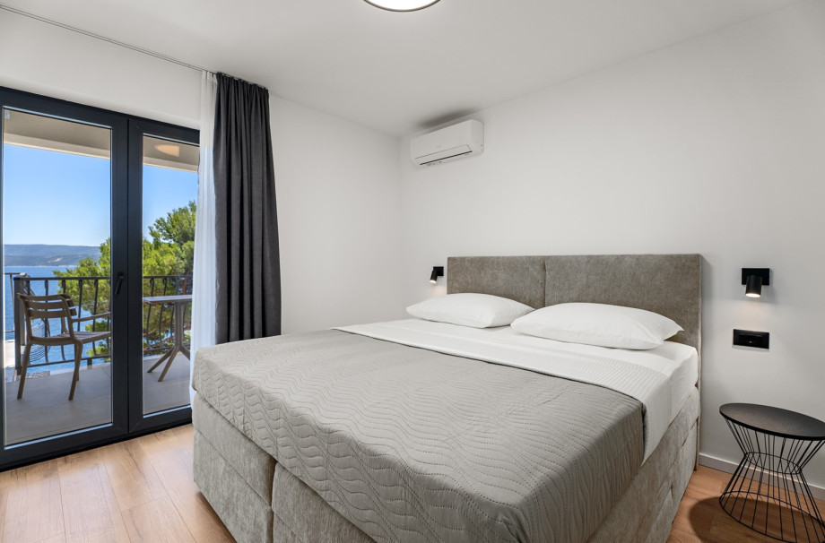 Bedroom No.1 features a 15 m2 layout with a king-size bed.