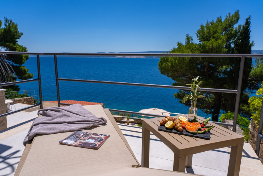 Room sliding doors open directly onto a furnished terrace.