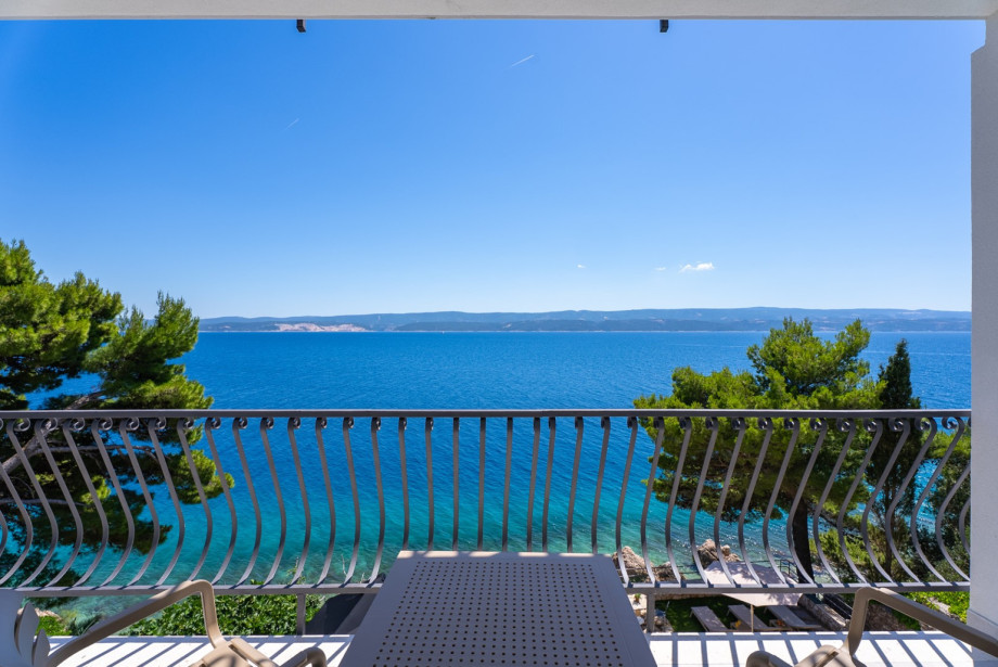 Direct access to a balcony with panoramic sea views.