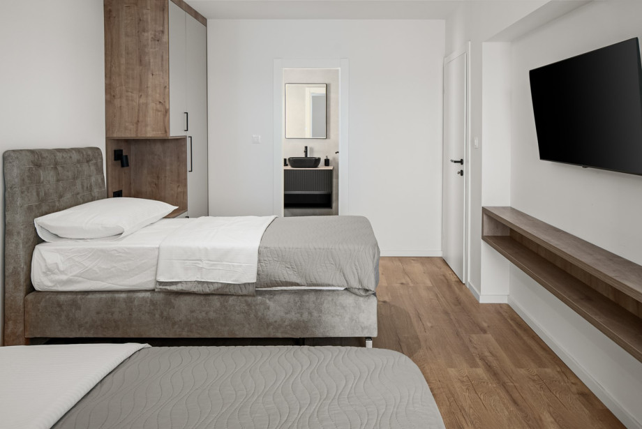 Second-floor room No.5 spans 21 m2 and features a king-size bed that can be split into two singles.