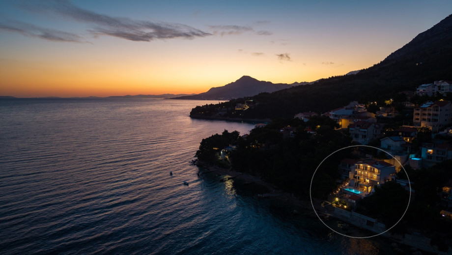 The property features a layout with 5 bedrooms and 5 private bathrooms.
