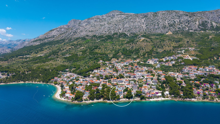 Local shops and restaurants are situated within short walking distance of Beachfront Villa Nino.