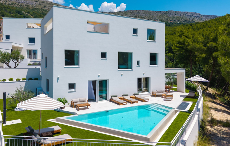 The outdoor space is truly a highlight, boasting a private and heated 36 sqm pool, perfect for leisurely swims under the sun