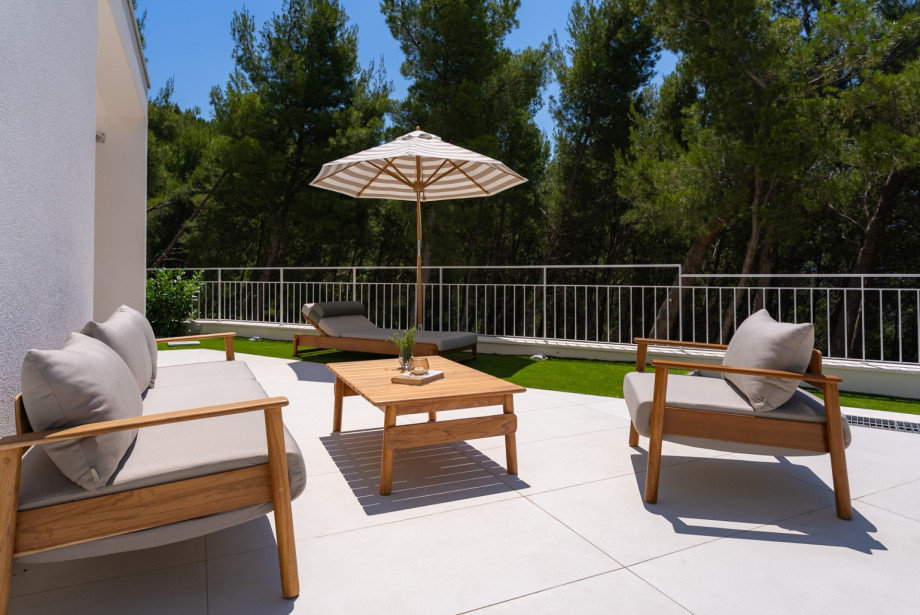 Natural light and refined design create a calm, comfortable space for relaxation