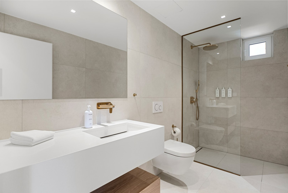 Each bathroom is adorned with exquisite handmade stone washbasins and stocked with award-winning Natura Bissé cosmetics