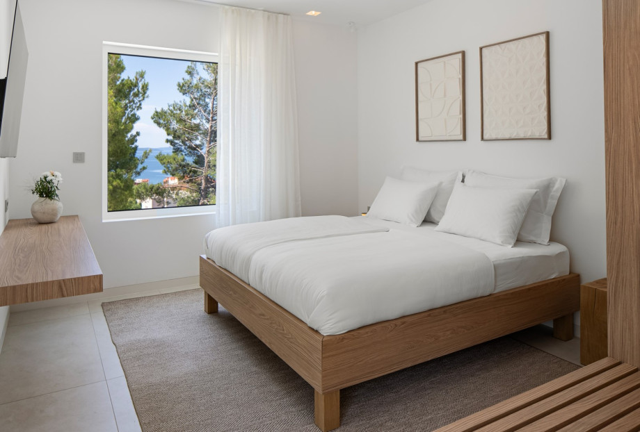 Bedroom No1 with king-size bed 180 x 200cm