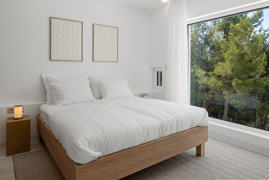 Bedroom No2 with king-size bed 180 x 200cm