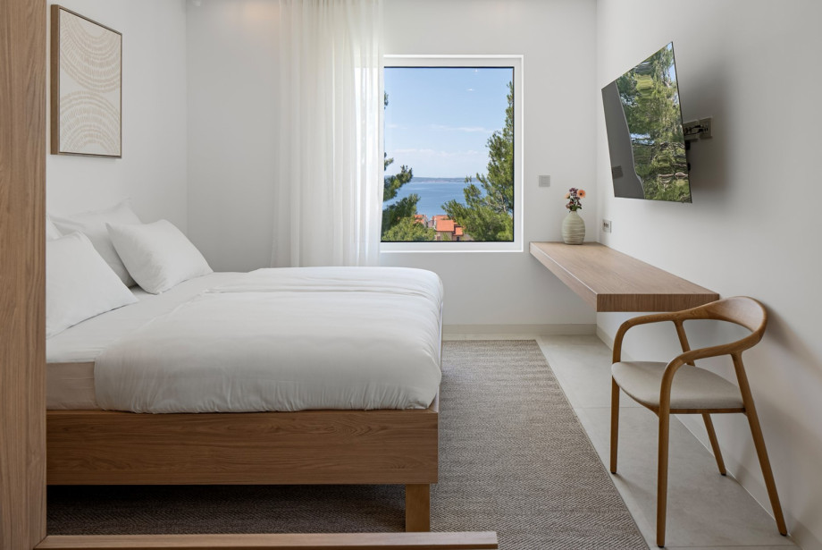 Bedroom No3 with king-size bed 180 x 200cm
