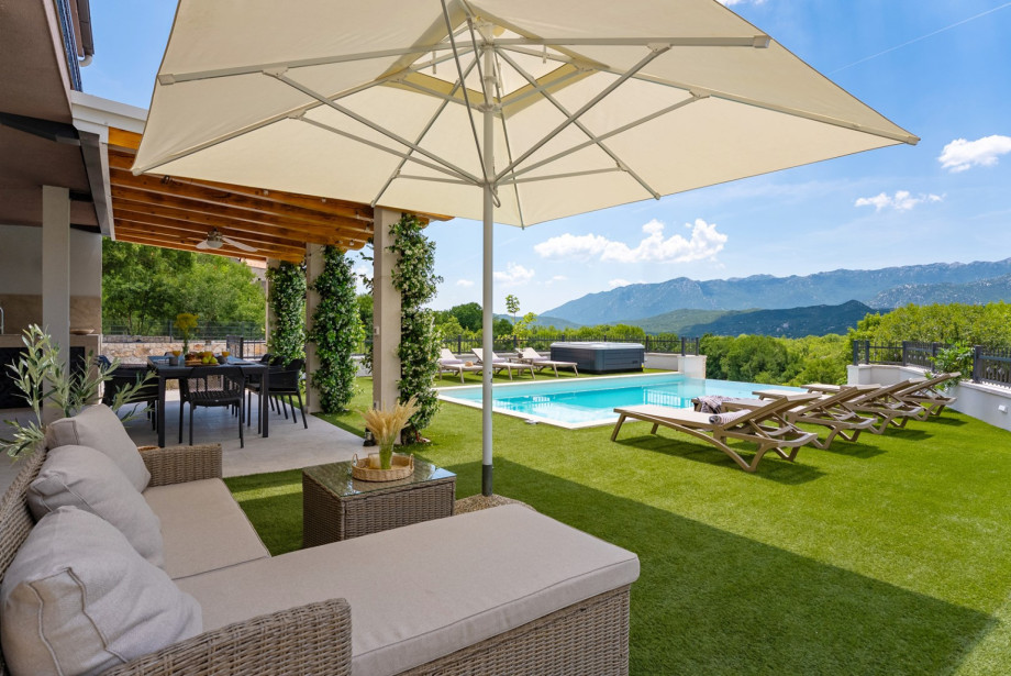 Guests can enjoy a private heated swimming pool measuring 8 meters by 4 meters, equipped with a fully automated salt electrolysis system