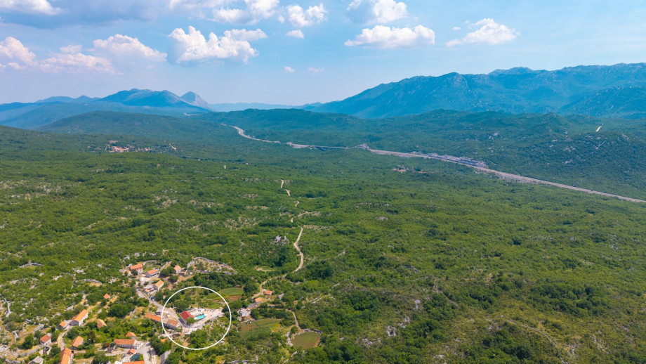 Just a thirty-minute drive from the pristine beaches of Baska Voda on the Makarska Riviera, the villa offers a unique combination of tranquility