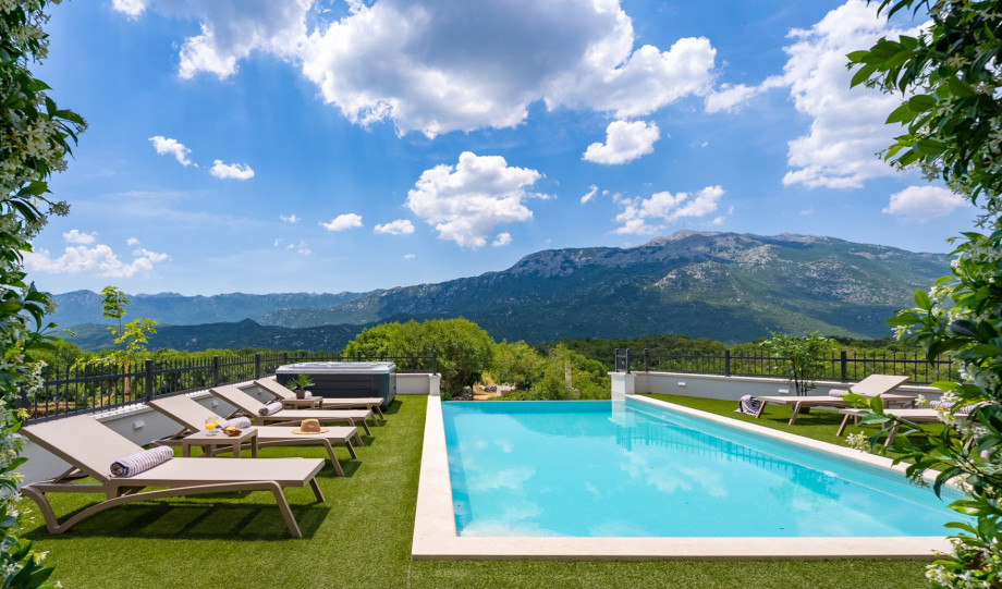 Guests can enjoy a private heated swimming pool measuring 8 meters by 4 meters, equipped with a fully automated salt electrolysis system and hydro-massage functions for added comfort.