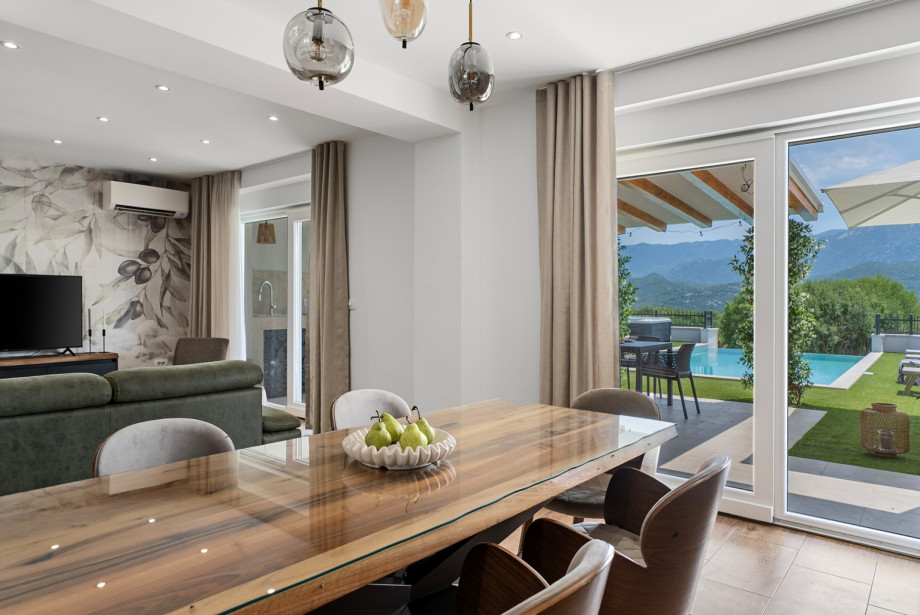The ground floor features a spacious, modern, and fully air-conditioned living area covering 40 square meters.
