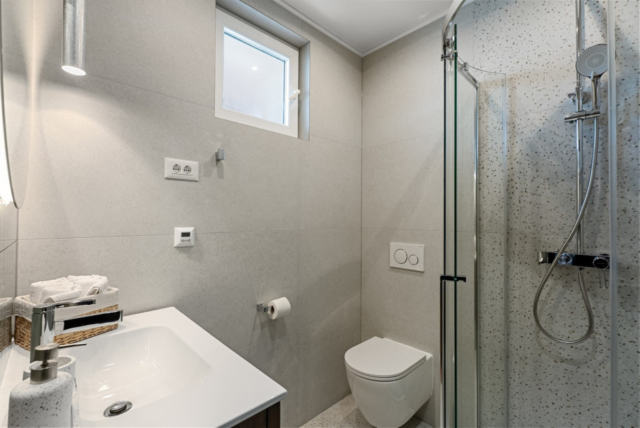 Family bathroom on the ground floor next to the bedroom