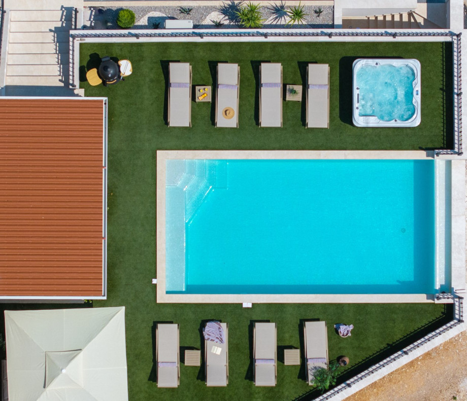 Private heated swimming pool measuring 8 meters by 4 meters, equipped with a fully automated salt electrolysis system and hydro-massage functions for added comfort.