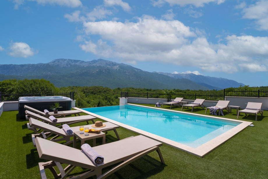 . The expansive sun deck area is furnished with eight deck chairs, perfect for soaking up the sun or enjoying quiet moments.