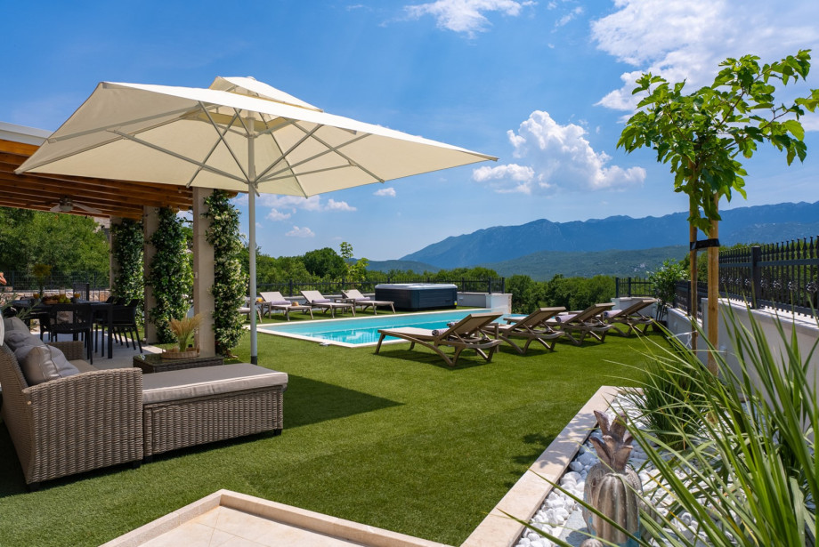 Guests can enjoy a private heated swimming pool measuring 8 meters by 4 meters, equipped with a fully automated salt electrolysis system