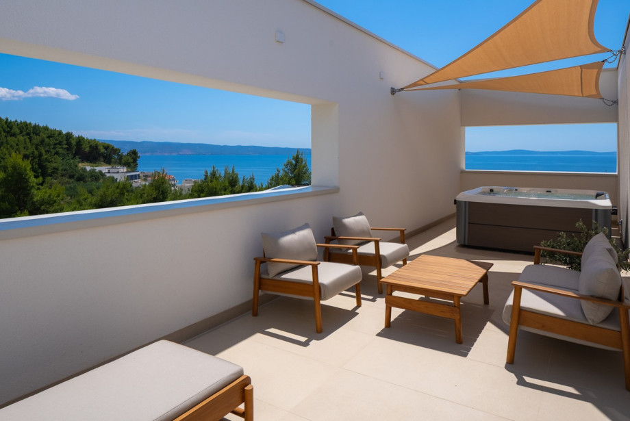 Wellness-Terrasse auf dem Dach mit privatem Whirlpool, schattigem Sitzbereich und freiem Blick auf das Meer, Split und die Inseln