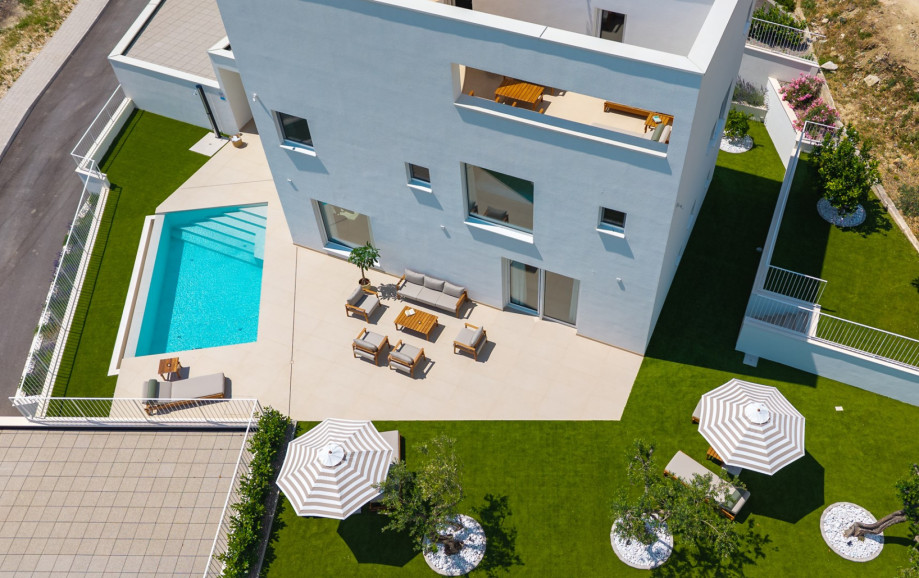 Der großzügige Außenbereich eignet sich ideal zum Schwimmen, Sonnenbaden und für entspannte Momente neben der Villa