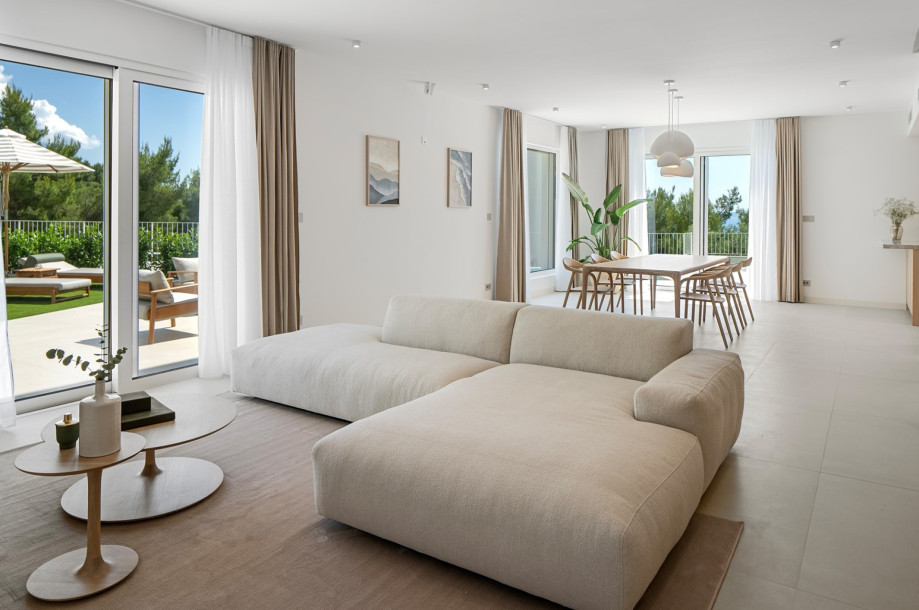 Im Inneren besticht die Villa durch helle, luftige offene Raumkonzepte, die Komfort und Eleganz nahtlos miteinander verbinden