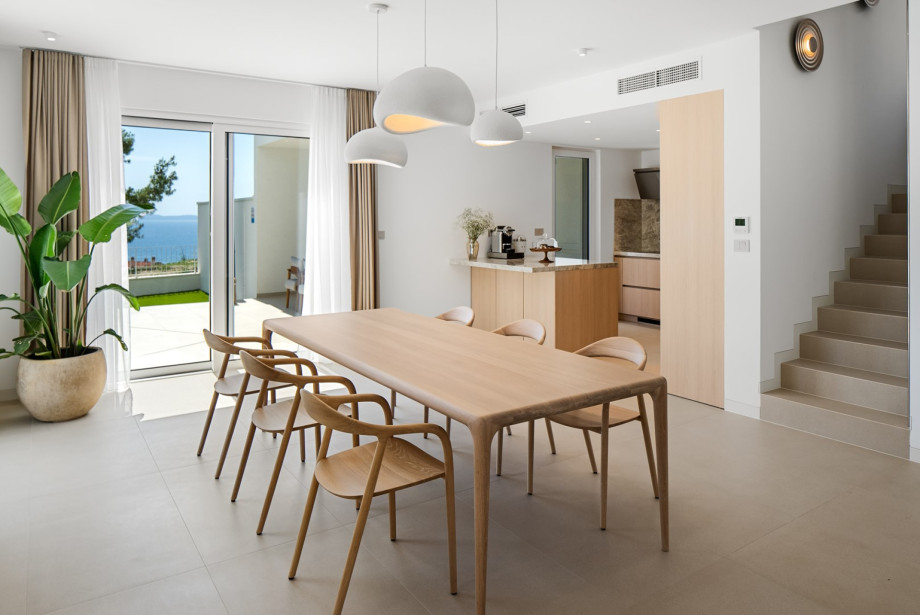 Heller Essbereich mit renommierten Designermöbeln von Artisan, sanfter Pendelleuchten und offener Verbindung zum Wohnzimmer