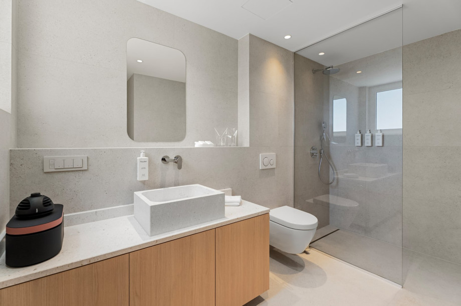 Ein eigenes Badezimmer mit Dusche, Waschbecken und Toilette