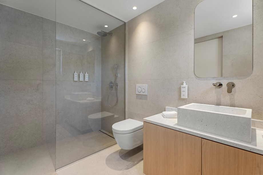Ein eigenes Badezimmer mit Dusche, Waschbecken und Toilette