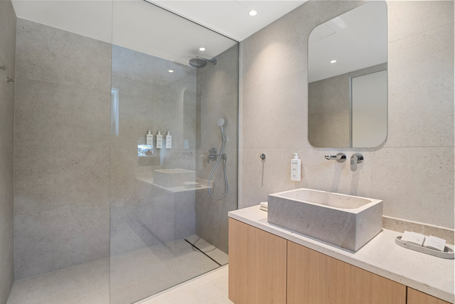 Ein eigenes Badezimmer mit Dusche, Waschbecken und Toilette