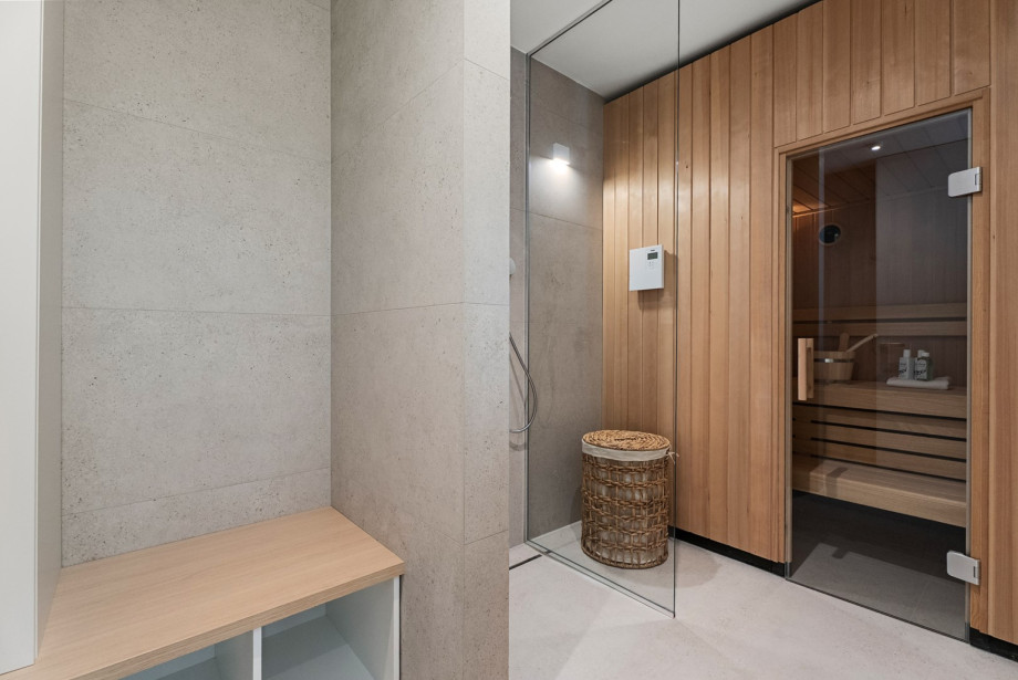 Wellnessbadezimmer mit privater Sauna, begehbarer Dusche, goldfarbenen Armaturen und preisgekrönter Natura Bissé Kosmetik