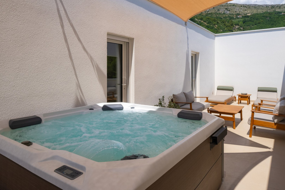 Wellness-Terrasse auf dem Dach mit privatem Whirlpool, schattigem Loungebereich und freiem Blick auf das Meer, Split und die Inseln