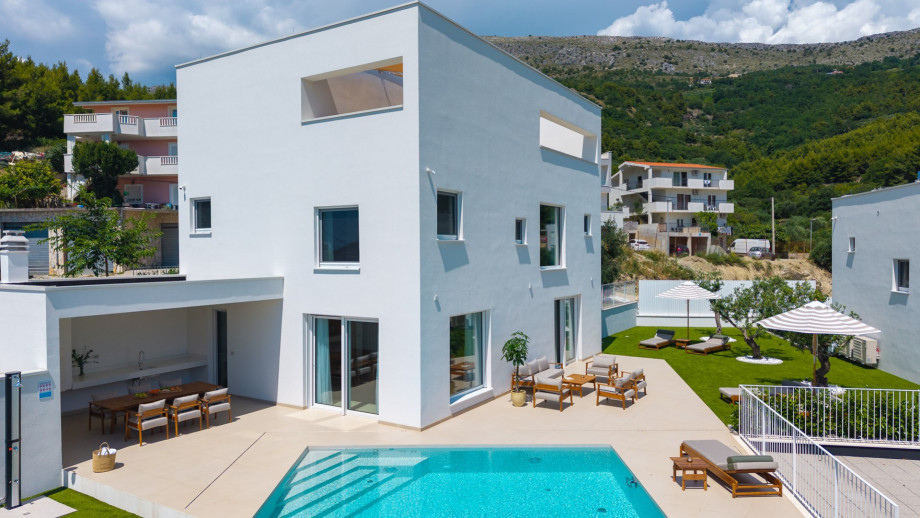 Luftbild der privaten Villa mit Pool, angelegter Terrasse, überdachtem Parkplatz und mediterraner Vegetation