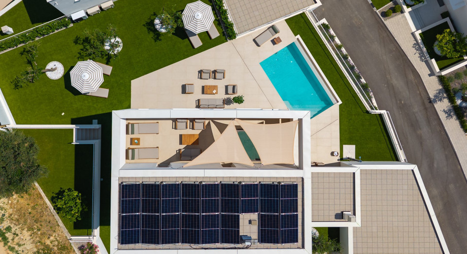 Die Villa A liegt nur 700 Meter vom traumhaften Kieselstrand und den örtlichen Annehmlichkeiten entfernt und bietet somit bequemen Zugang zu Geschäften und Restaurants