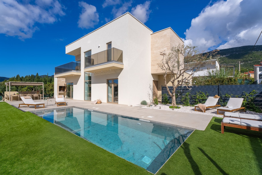 Stylish high-end home just 1,6 km from the beach featuring a heated 29 square meter pool