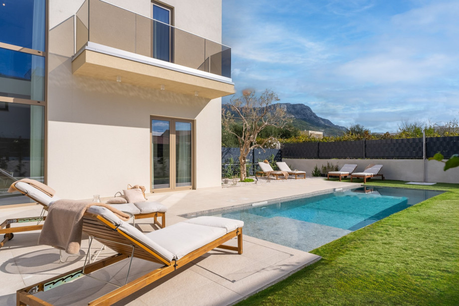 Heated 29 square meter pool treated with a chlorine