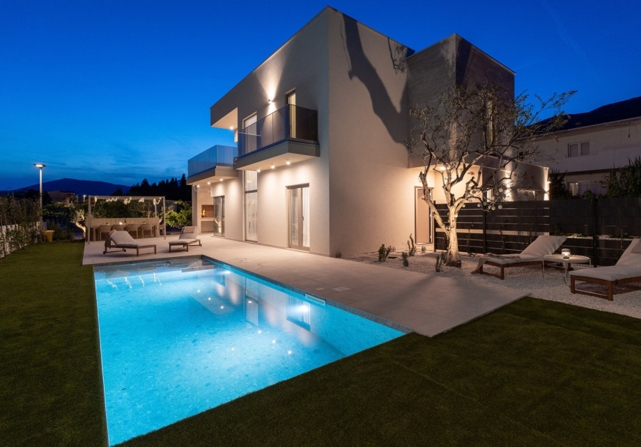 Carefully placed lighting completes the perfect experience of Dalmatian summer evenings