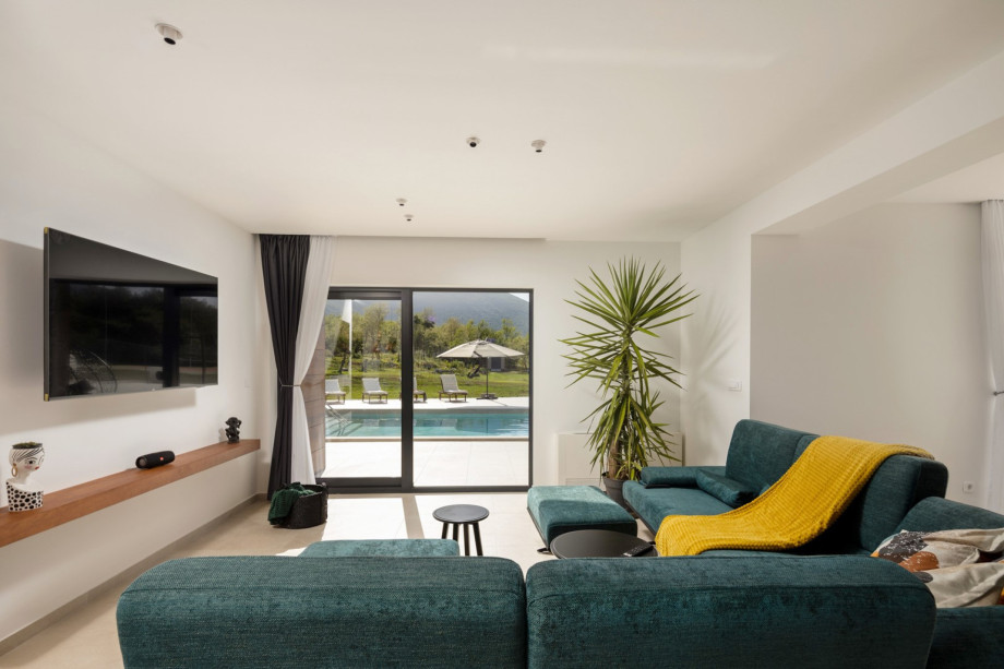 The ground floor offers a spacious and stylish, fully airconditioned living room with a flat-screen TV, free WiFi