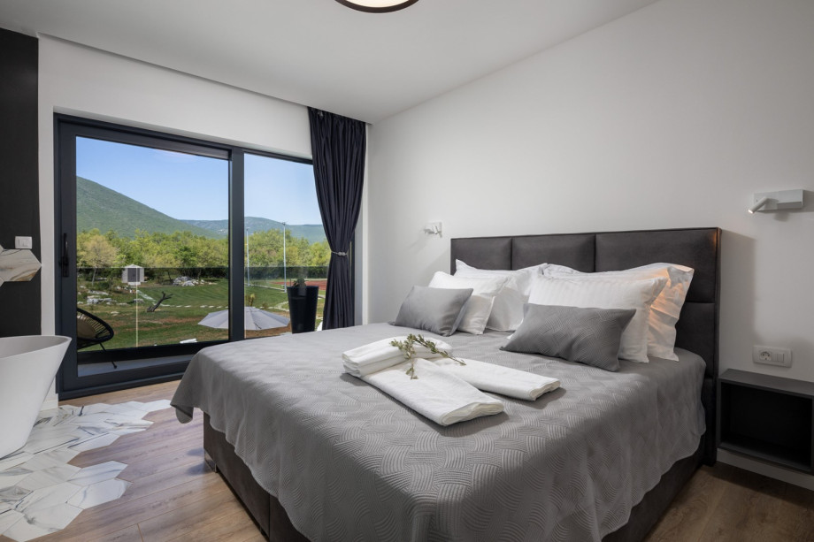 Bedroom No1 with king-size bed 180x200cm and en-suite bathroom