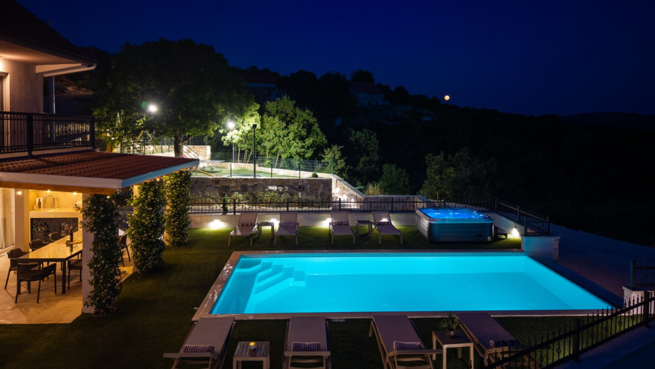 Enjoy the evening lights in the Jacuzzi