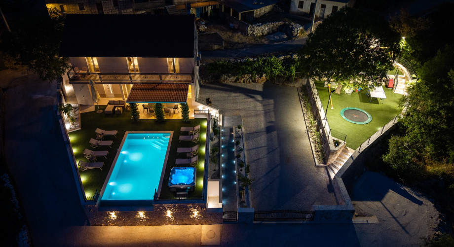 Pool area by night with great lightening